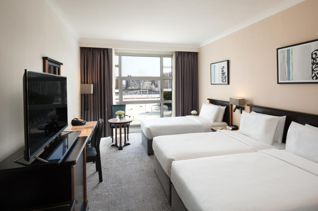 Anwar Al Madinah Moevenpick Hotel Medina Ngoại thất bức ảnh A room at the hotel