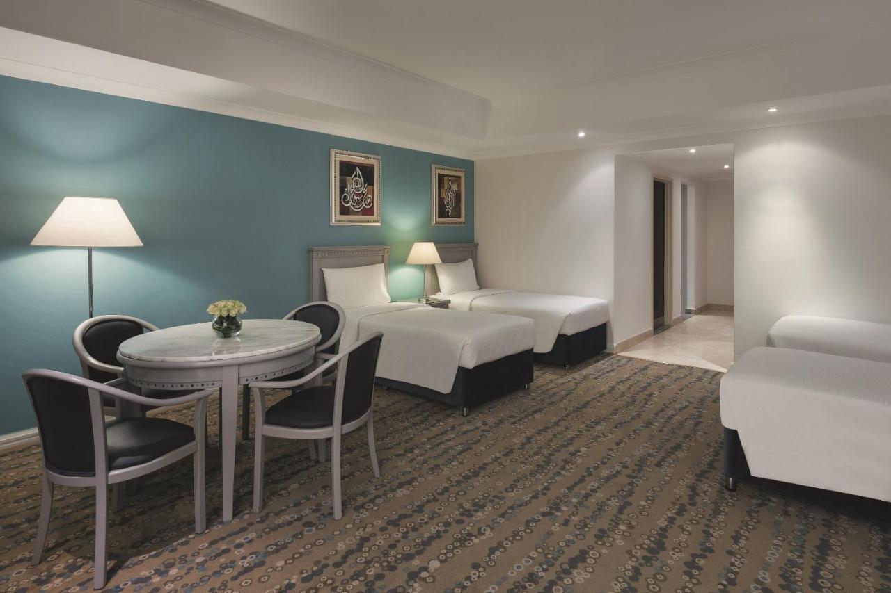 Anwar Al Madinah Moevenpick Hotel Medina Ngoại thất bức ảnh A room at the hotel